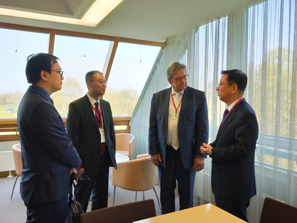 我国驻爱沙尼亚大使李超(右一)、爱沙尼亚生命科学大学董事长Mait Klaassen(右二)与王傲雪交流
